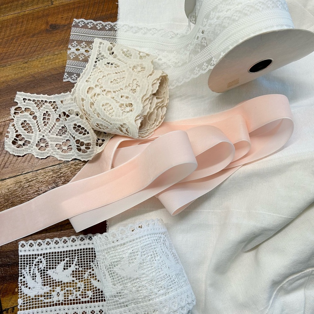 Vintage lace and ribbon 20 yards total
New never used, no flaws no stains